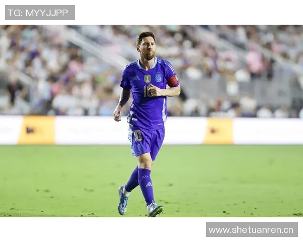 埃利奥特社媒展示梅西内马尔球星卡揭示足球价值与传奇地位