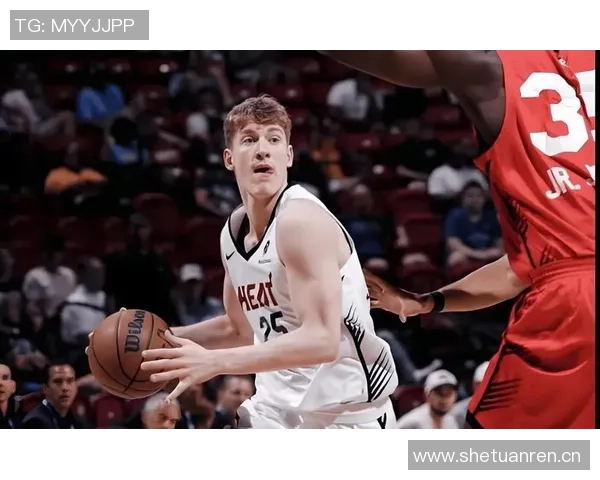 凯沙约翰逊砍下14分12板坚持自我展现热火风格篮球魅力