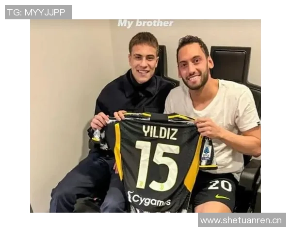 伊尔迪兹赛后与大卫路易斯合影留念称赞传奇球员的精彩表现