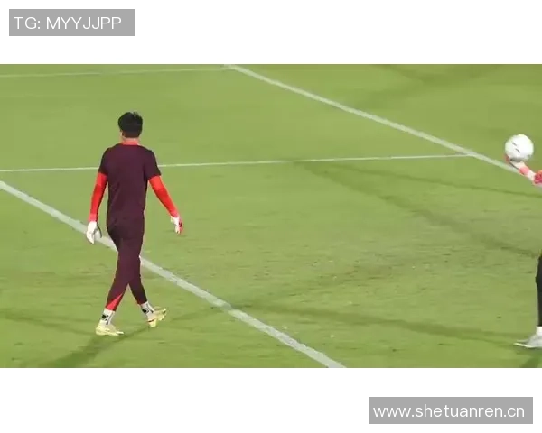 U23国足昨晚恢复训练与散步调整状态今日进行场地适应训练以备战赛事